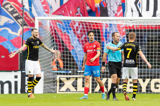 s Alexander Milosevic och Sebastian Larsson reagerar på