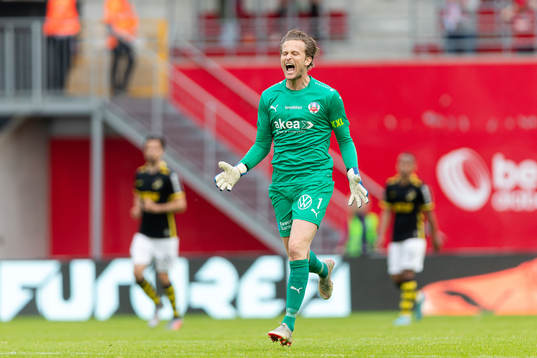 Helsingborgs målvakt Anders Lindegaard reagerer