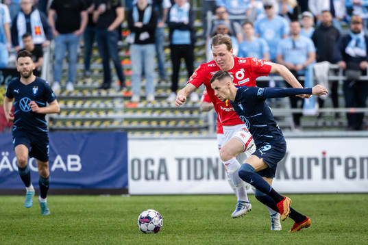 Degerfors Adam Carlén och Malmö FFs Veljko Birmancevic