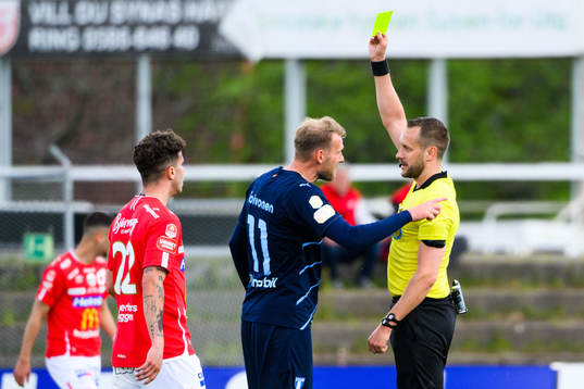Malmö FFs Ola Toivonen får gult kort