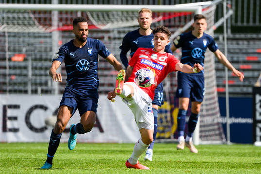 Malmö FFs Isaac Kiese Thelin och Degerfors Justin Salmon