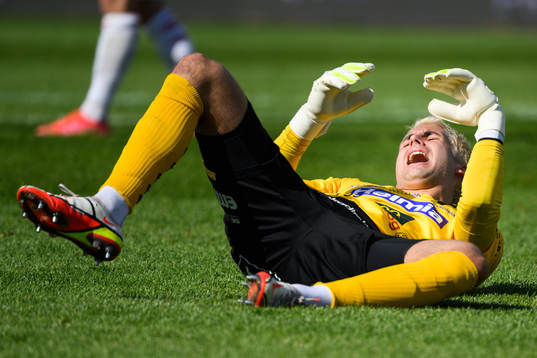 Degerfors målvakt Alfie Malik Whiteman har ont