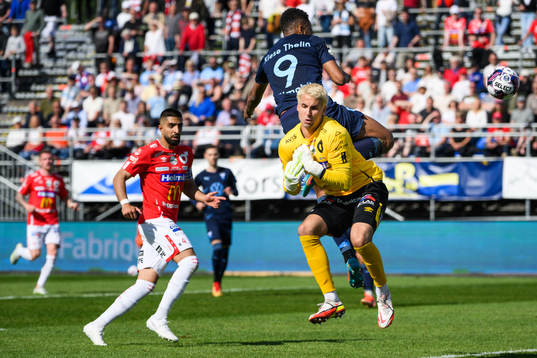 Malmö FFs Isaac Kiese Thelin och Degerfors målvakt Alfie
