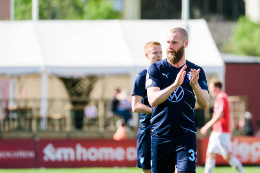 Malmö FFs Jo Inge Berget jublar och tackar publiken