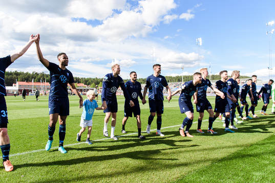 Malmö FFs spelare jublar och tackar publiken