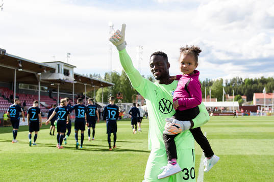 Malmö FFs Ismael Diawara jublar och tackar publiken