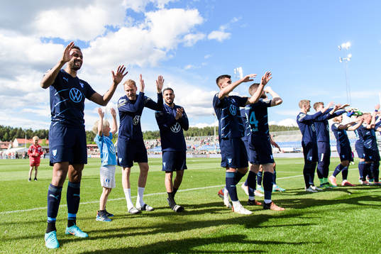Malmö FFs spelare jublar och tackar publiken