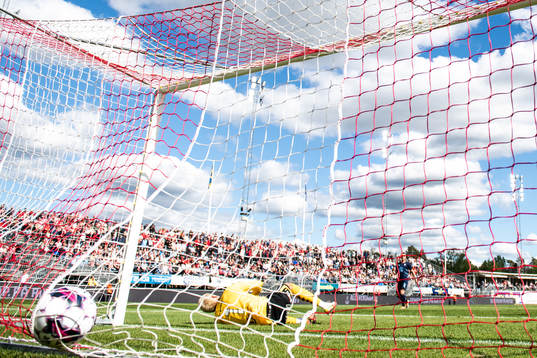 Degerfors målvakt Alfie Malik Whiteman släpper in Malmö