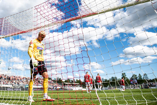 Degerfors målvakt Alfie Malik Whiteman deppar