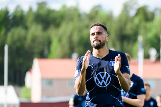 Malmö FFs Isaac Kiese Thelin jublar och tackar publiken
