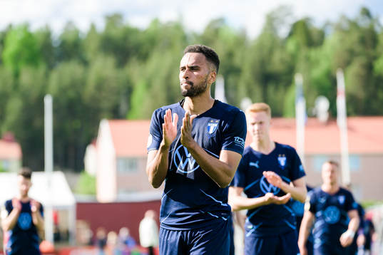 Malmö FFs Isaac Kiese Thelin jublar och tackar publiken