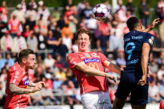 Degerfors Adam Carlén och Malmö FFs Isaac Kiese Thelin