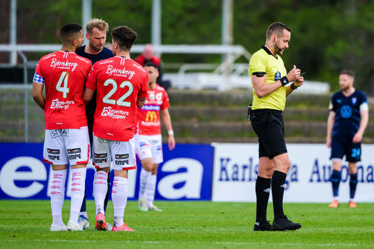 Malmö FFs Ola Toivonen får ett gult kort av domare Victor