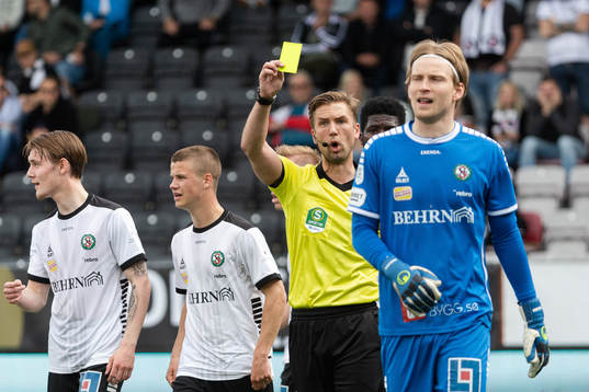 Örebros målvakt William Eskelinen får en varning
