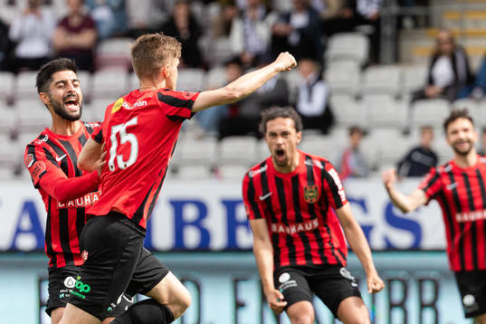 Brommapojkarnas Samuel Leach Holm jublar
