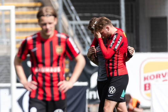 Brommapojkarnas Alexander Abrahamsson lämnar planen