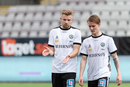 Örebros Erik Björndahl och Noel Milleskog deppar