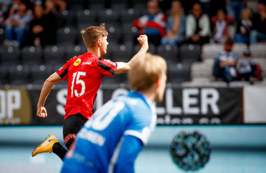 Brommapojkarnas Samuel Leach Holm jublar