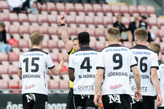 Örebros Niclas Bergmark får rött kort