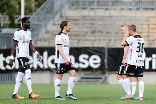 Örebros Nasiru Moro och Kevin Walker deppar