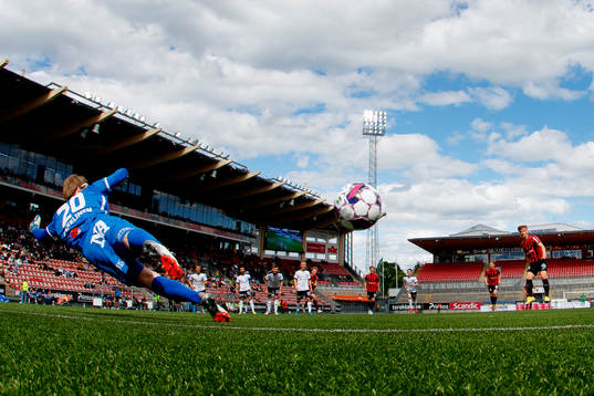 Brommapojkarnas Samuel Leach Holm gör 0-1 på Örebros