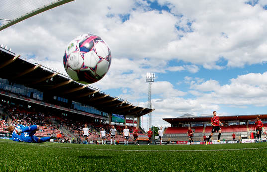 Brommapojkarnas Samuel Leach Holm gör 0-1 på Örebros