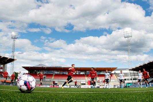 Brommapojkarnas Samuel Leach Holm gör 0-1 på straff och