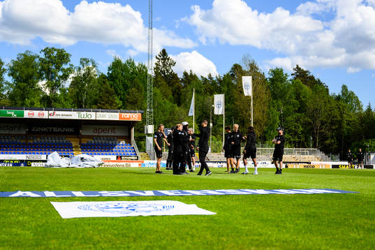 Värnamos spelare inspekterar planen före fotbollsmatchen