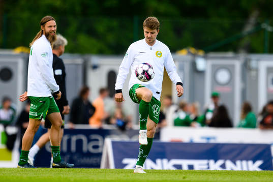 Hammarbys Joel Nilsson värm upp före fotbollsmatchen i