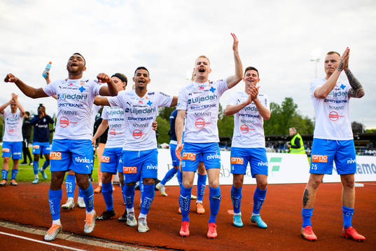 Värnamos Freddy Winsth jublar med lagkamrater