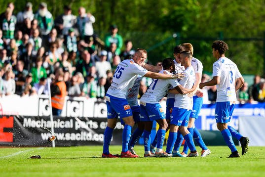 En ölflaska kastas in när Värnamos spelar jublar