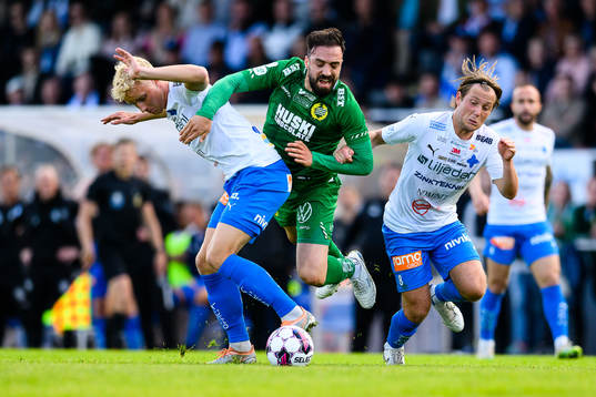 Hammarbys Abdul Khalili mellan Värnamos Victor Larsson och