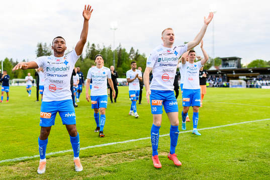 Värnamos Abdussalam Magashy och Freddy Winsth jublar