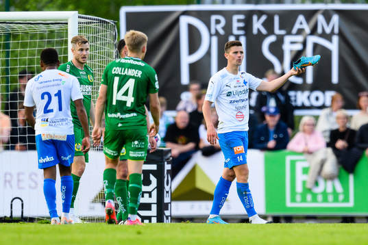 Värnamos Marcus Antonsson håller sin sko i handen
