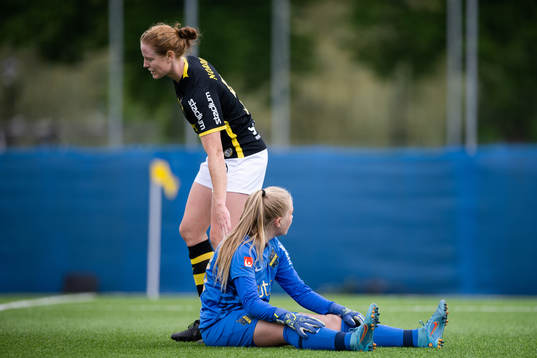 s målvakt Milla-Maj Majasaari och Sara Nordin deppar