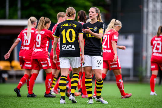 s Jenny Danielsson och Jennie Nordin deppar