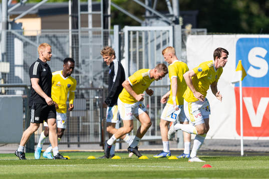 Falkenbergs spelare före fotbollsmatchen i Ettan södra