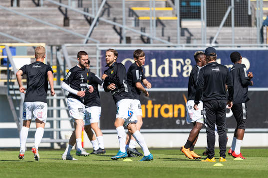 GAIS spelare före fotbollsmatchen i Ettan södra mellan