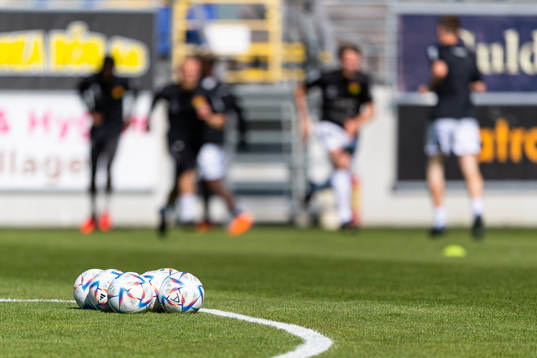 Fotbollar före fotbollsmatchen i Ettan södra mellan