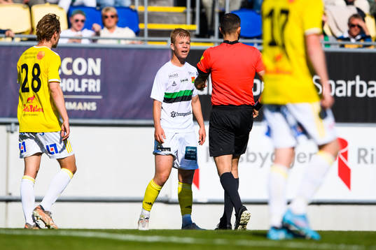 GAIS Filip Gustafsson får gult kort