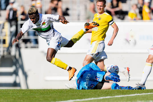 GAIS Rickard Emeka Friday och Falkenbergs målvakt Tim