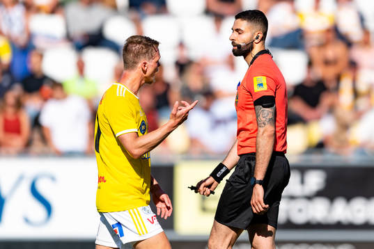 Falkenbergs Robin Hofsö och domare Ahmed Al-Kodri