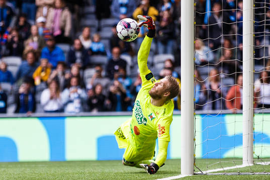 Varbergs målvakt Fredrik Andersson räddar straff av
