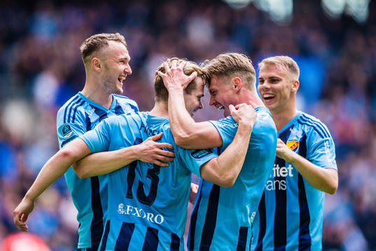 Djurgårdens Hampus Finndell jublar med Piotr Johansson,