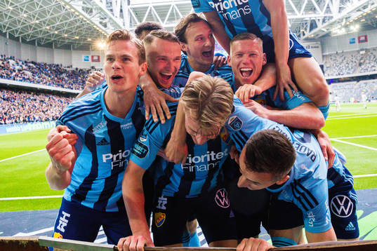 Djurgårdens Rasmus Schüller jublar med Hampus Finndell,