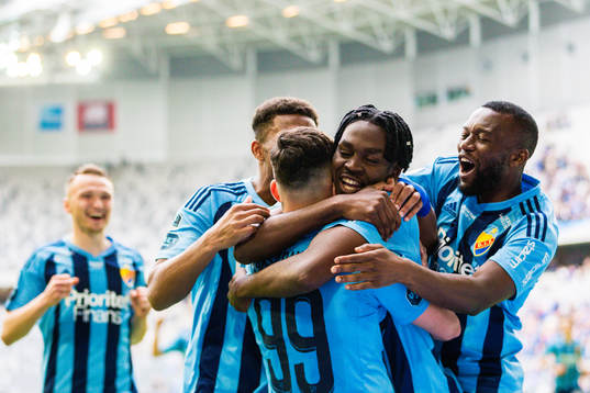 Djurgårdens Joel Asoro jublar med Sead Haksabanovic, Isak