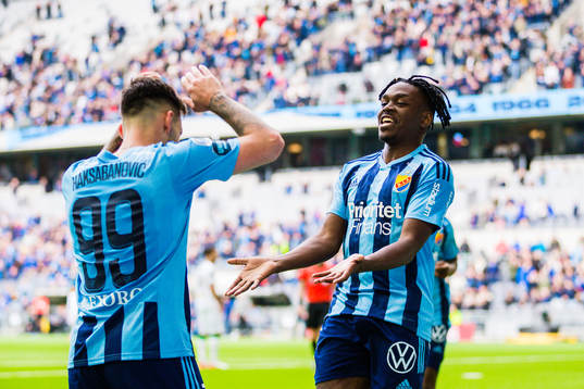 Djurgårdens Joel Asoro jublar med Sead Haksabanovic