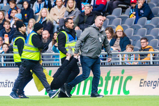 Vakter tar hand om en planstormare