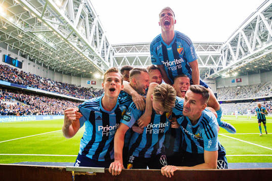 Djurgårdens Rasmus Schüller jublar med Hampus Finndell,