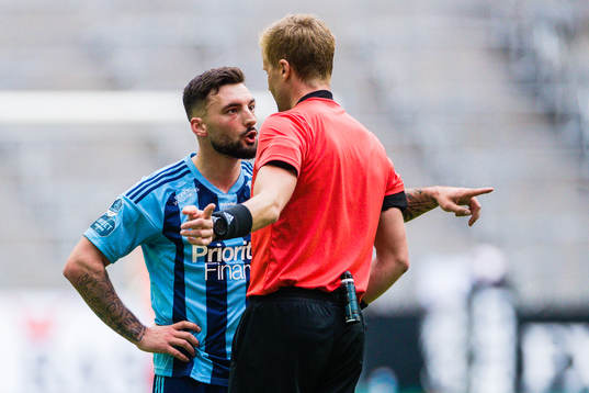 Djurgårdens Sead Haksabanovic och domare Glenn Nyberg